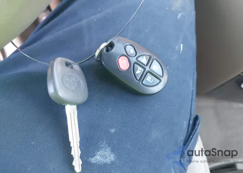 2010 Toyota Sienna Xle z USA, uszkodzony, nr VIN 5TDYK4CC5AS307821